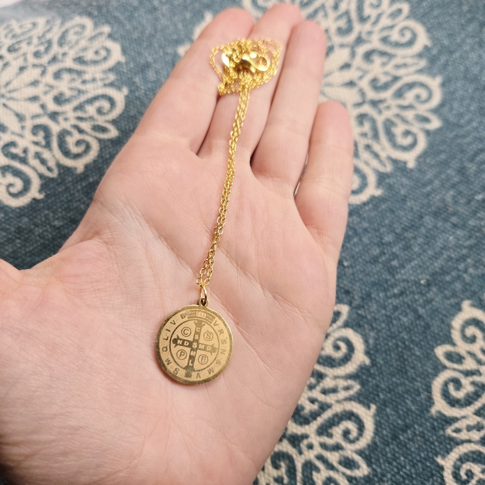 Vintage Gold Saint St Benedict of Nursia Medal Medallion Coin Necklace - Picture 8 of 8